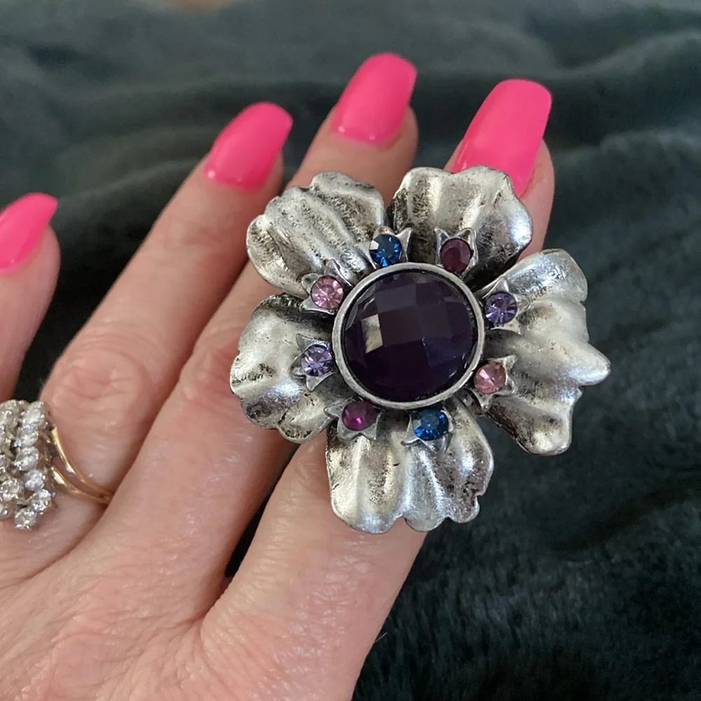 Beautiful silver tone flower 🌸 ring stretch band size 6.5 + - Picture 1 of 13